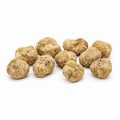 Mittelgroße frische Tuber magnatum mit hell ockerfarbenen Oberflächen und natürlicher Formvariation