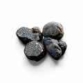 Vier frische Tuber-macrosporum-Smooth-Black-Trüffeln, ausgewählt für die kulinarische Verwendung der Güteklasse A