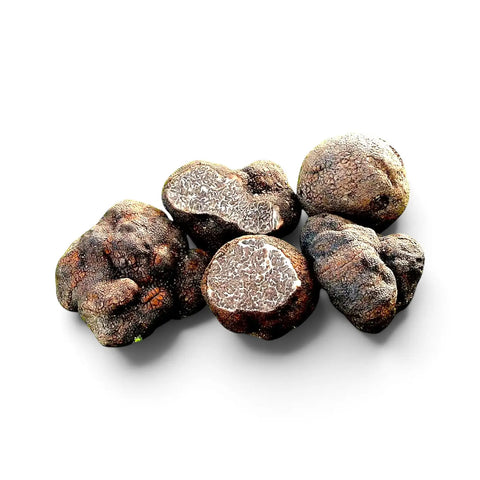 Nahaufnahme von Tuber-macrosporum-Trüffeln mit glatten, dunklen Oberflächen und marmorierten Innenstrukturen