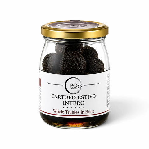 Ganze Sommertrüffel (Tuber aestivum) in Lake in einem Glas